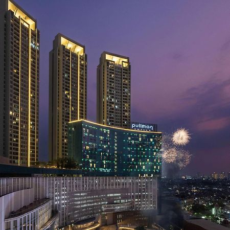 Pullman Jakarta Central Park Exterior foto The hotel at night