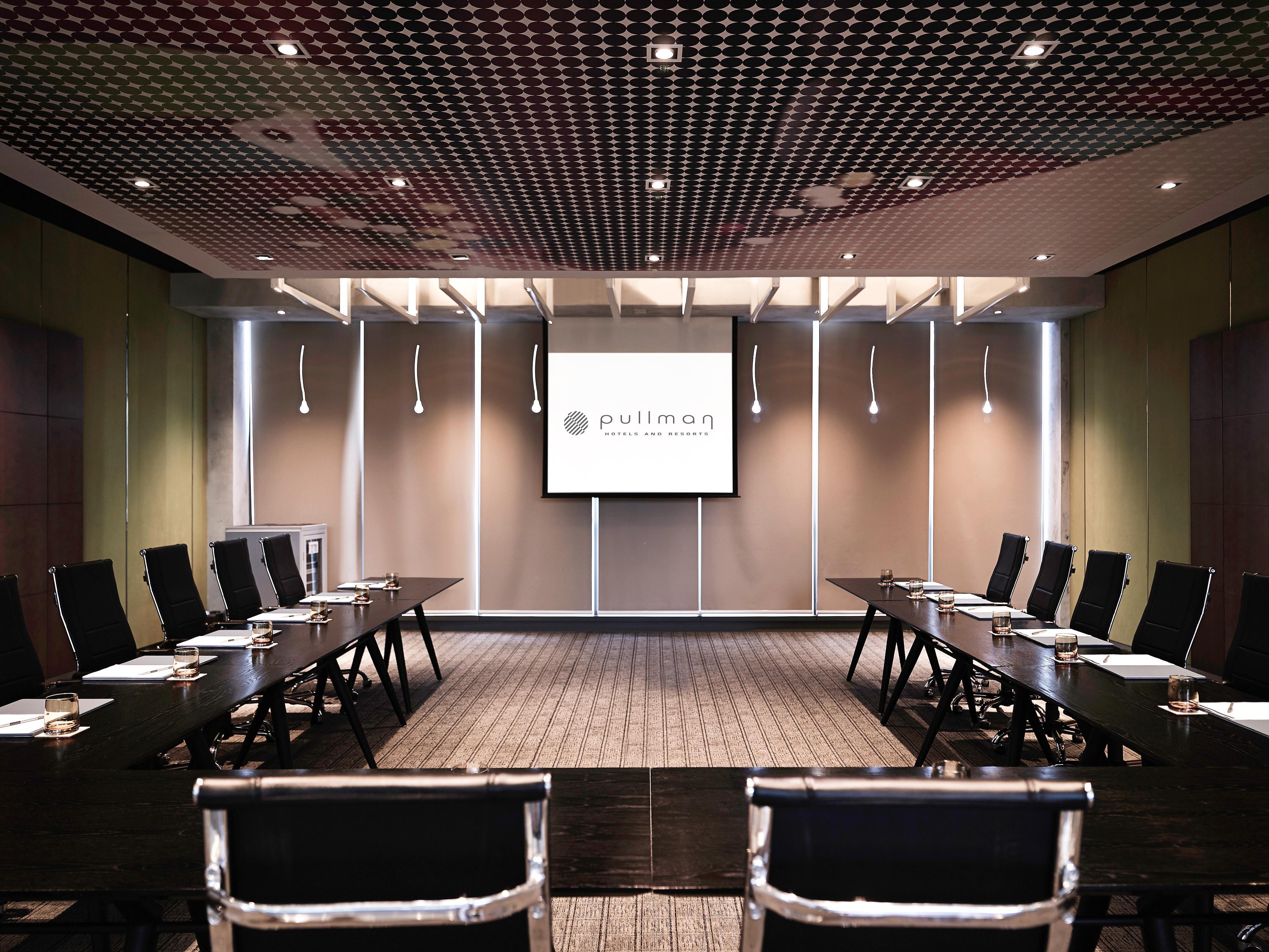 Pullman Jakarta Central Park Exterior foto A meeting room at the Business School