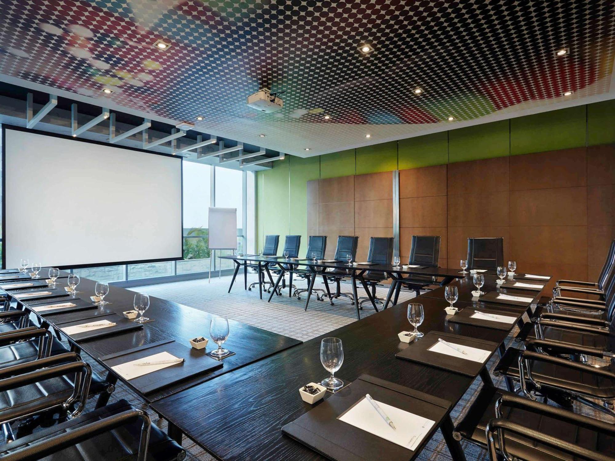 Pullman Jakarta Central Park Exterior foto Meeting room