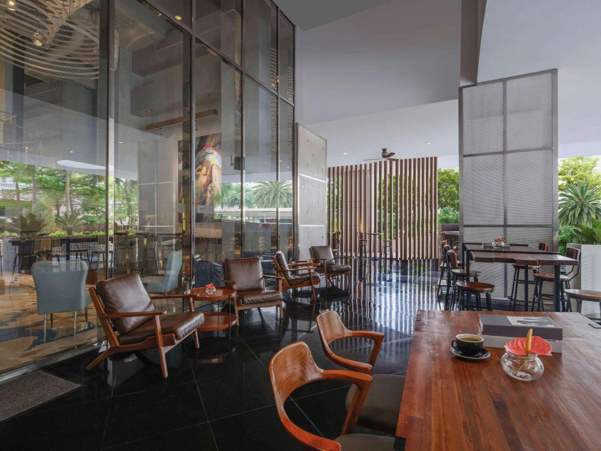Pullman Jakarta Central Park Exterior foto The interior of a Starbucks Reserve store in Shanghai, China