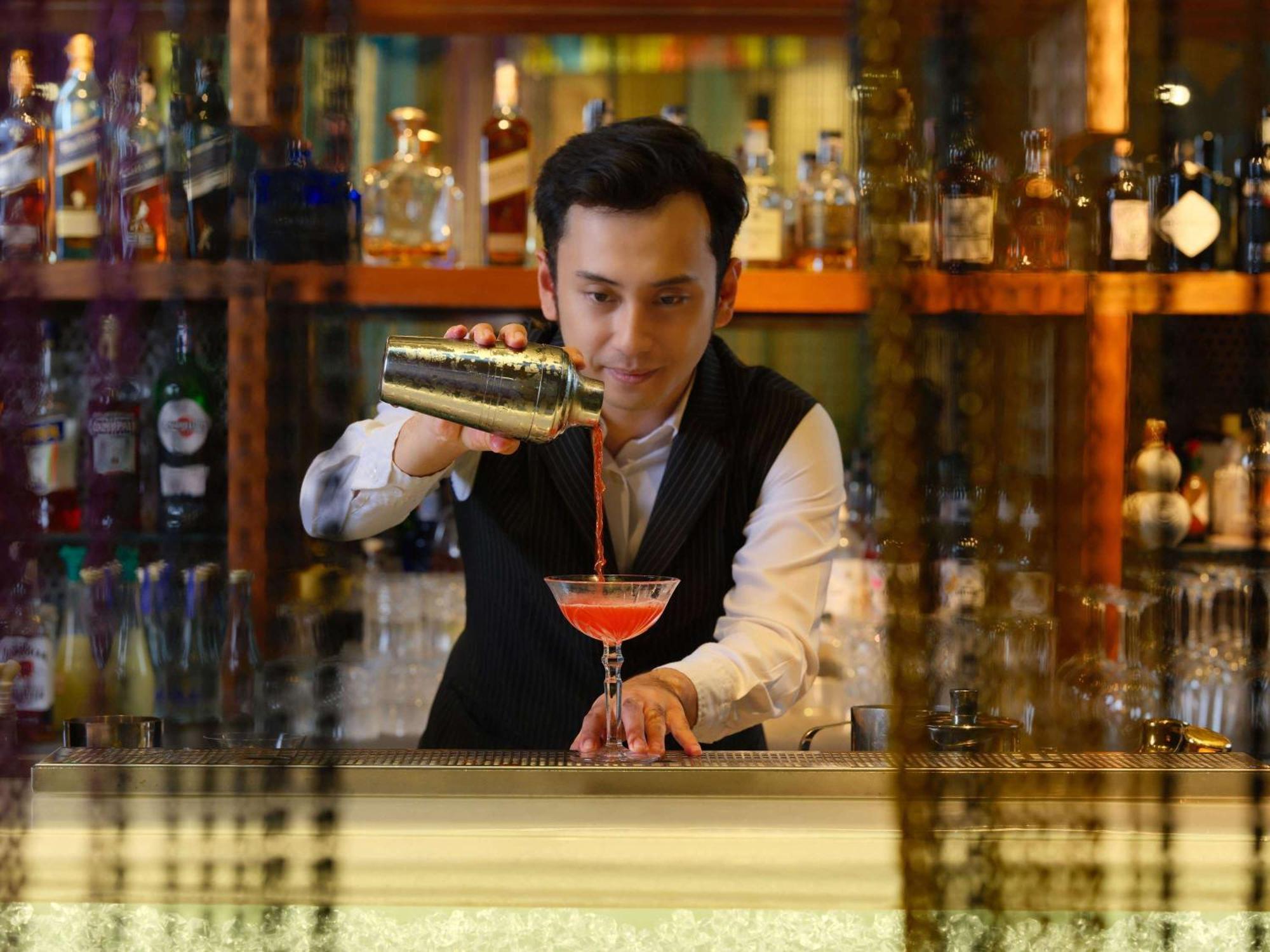 Pullman Jakarta Central Park Exterior foto A bartender at work