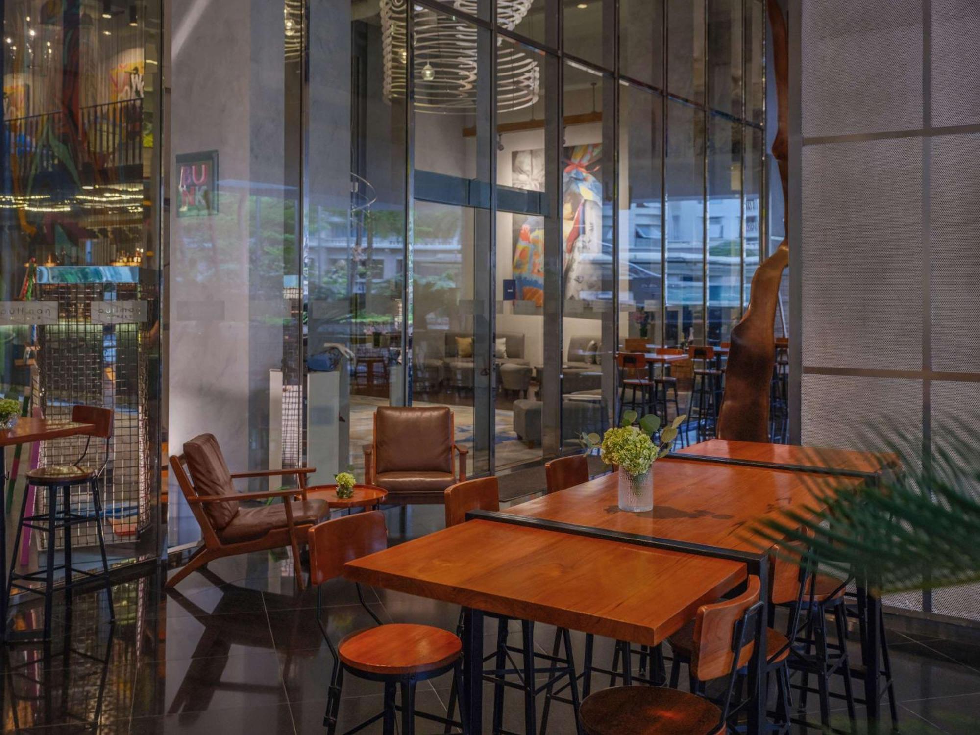 Pullman Jakarta Central Park Exterior foto The interior of the Starbucks Reserve Roastery in Seattle