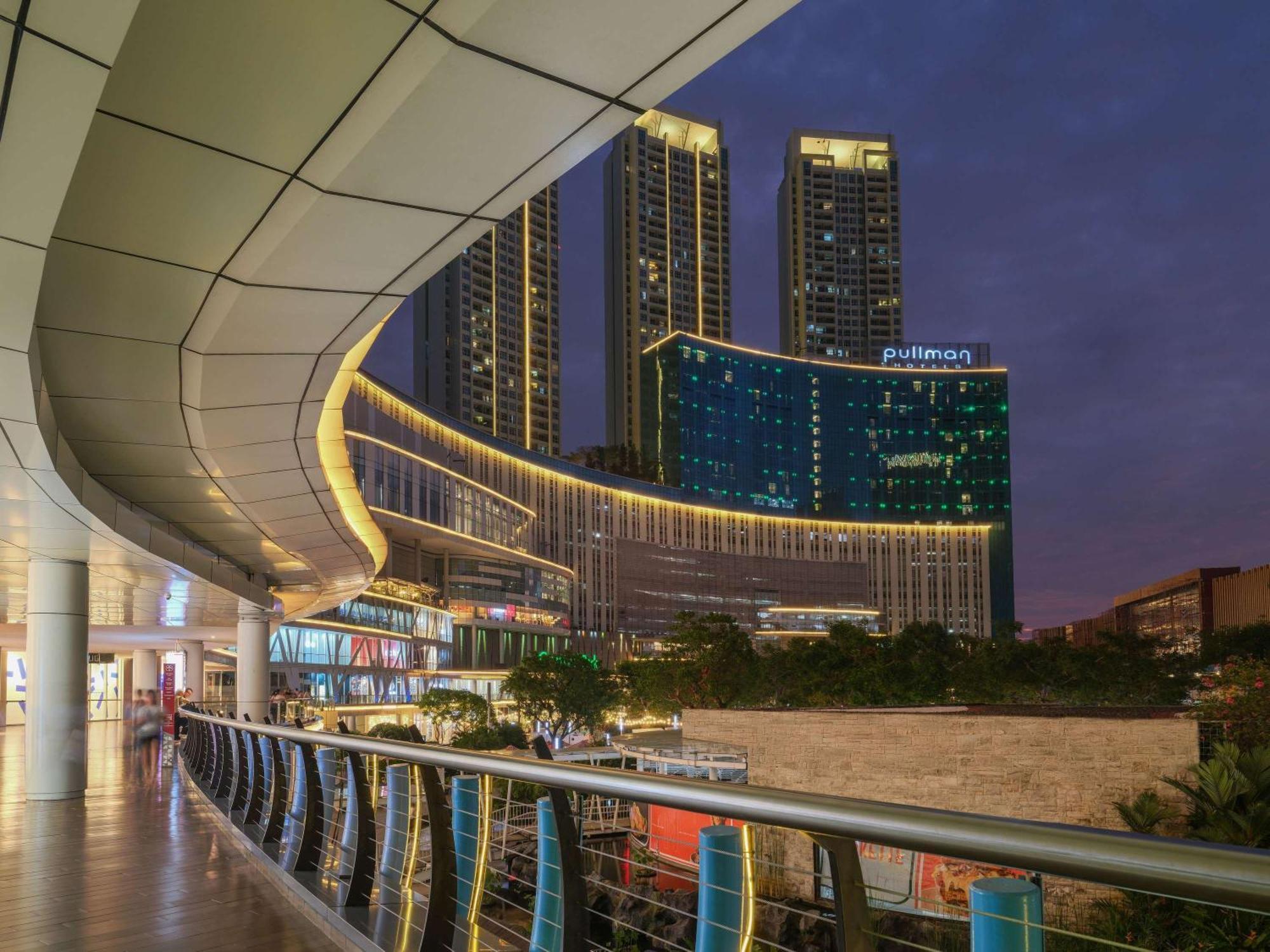 Pullman Jakarta Central Park Exterior foto The hotel at night