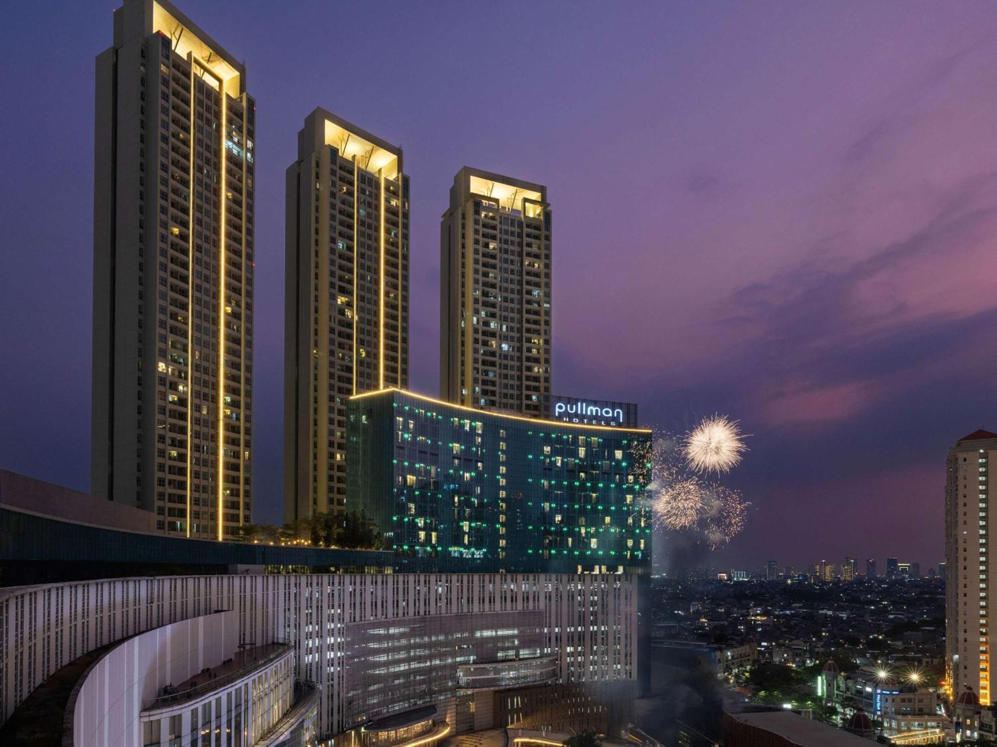 Pullman Jakarta Central Park Exterior foto The hotel at night