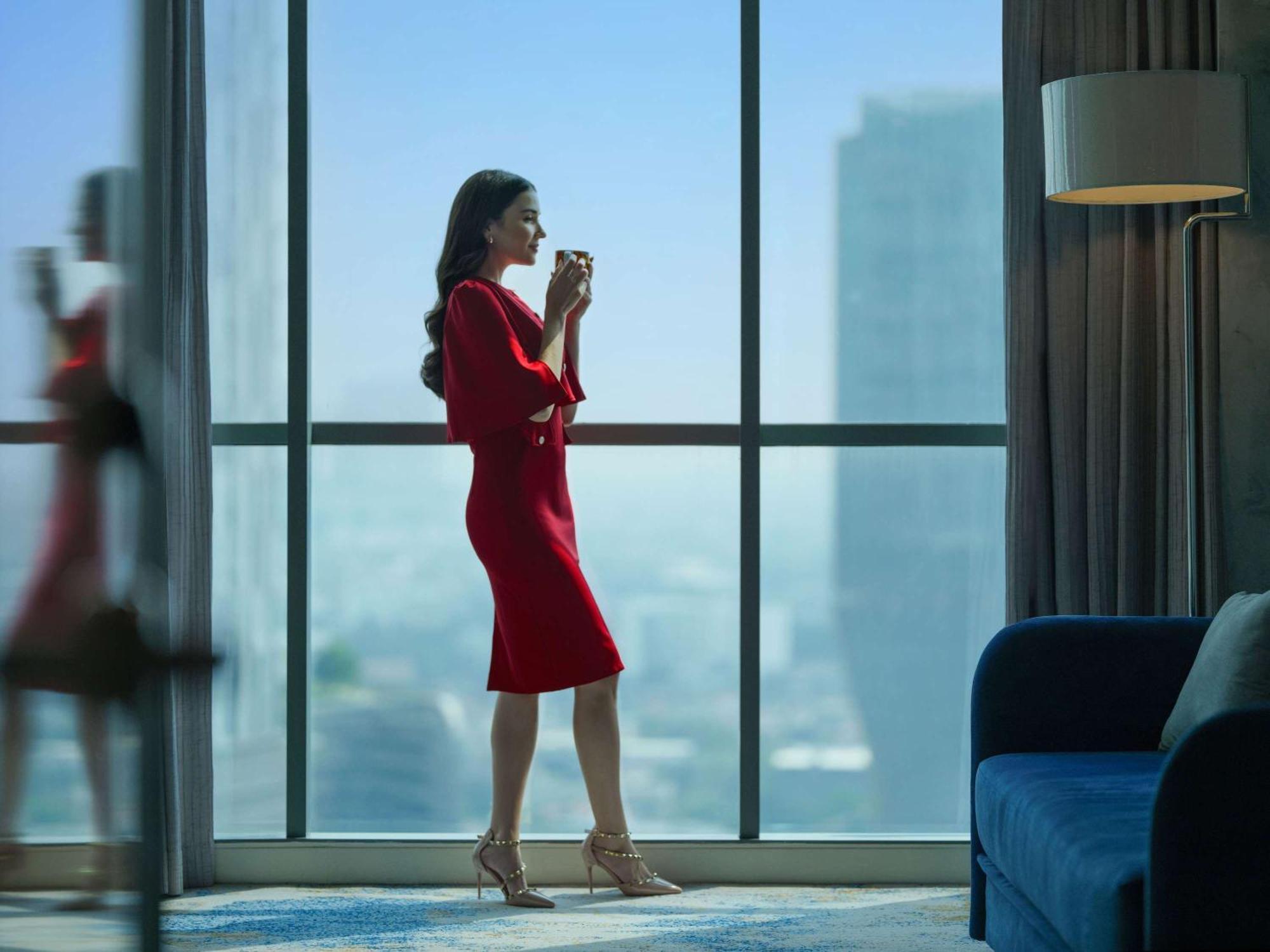 Pullman Jakarta Central Park Exterior foto A woman in a red dress